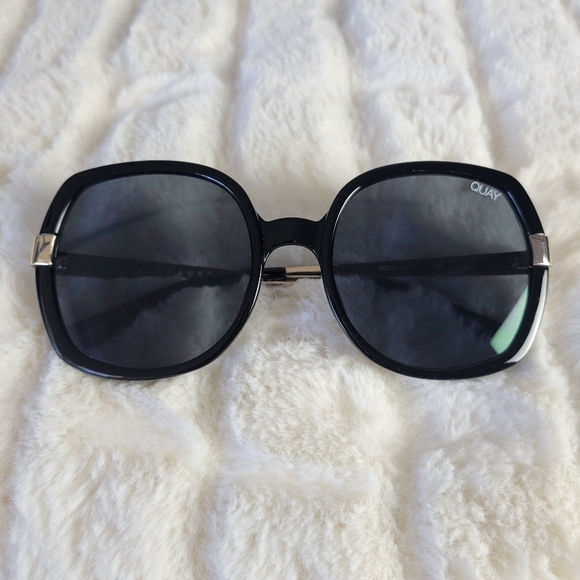 QUAY // ltd ed chrissy teigen retro-glam oversized round black smoke gold sunnie